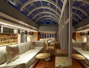 sillones-blancos-terraza-hotel sillones-blancos-terraza-hotel