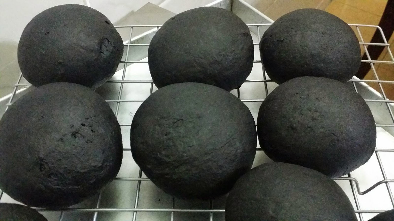 ZULFAZA LOVES COOKING: Roti burger bamboo charcoal