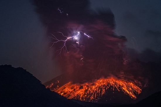 Vulcano em Erupção 06