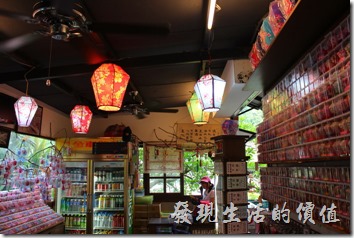 天燈故事館內販賣著各式天燈的飾品。