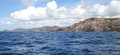 zwischen dem Felsrücken rechts im Bild und dem Hügel in Bildmitte geht ist die Einfahrt zu English Harbour und zwischen dem mittleren Hügel und dem Hügel links im Bild liegt die Einfahrt zu Falmouth Harbour. Man würde von Osten kommend nicht unbedingt vermuten dass da Superyachten liegen die zusammen weit mehr als eine Milliarde kosten!        