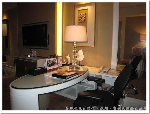 深圳寶利來國際大酒店，房間內的書桌，還有舒服的辦公座椅。
