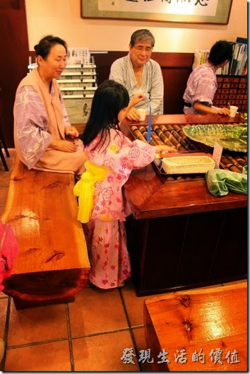 日本北九州-湯布院-彩岳館。用完飯看到有個小女孩穿浴衣，真是好看！還是生個女兒好啊！