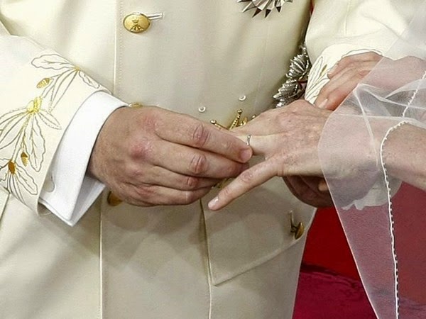 Tras la bendición del arzobispo de Mónaco, los príncipes procedieron a ponerse los anillos de bodas