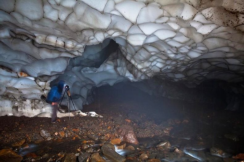 kamchatka-ice-tunnel-1
