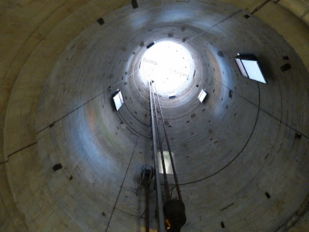 Obiective turistice Pisa: Interiorul turnului inclinat