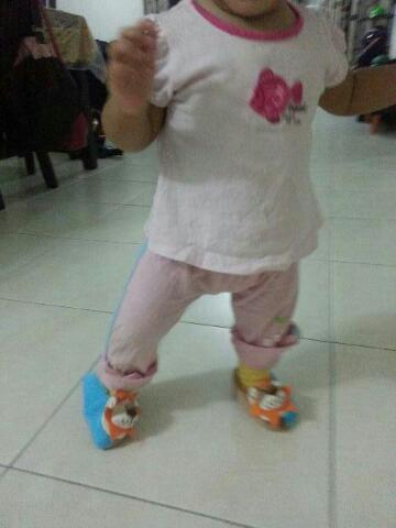 Tips memilih kasut bayi belajar berjalan