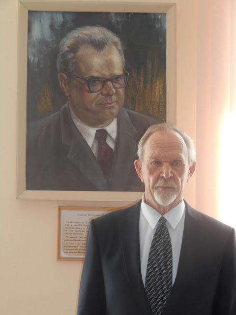Сын писателя  Владимир у портрета отца.JPG