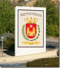 Escudo de Elda a la entrada de la localidad - ruta El Chorrillo