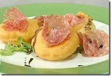 Frittelle di mele con salame e riduzione al balsamico