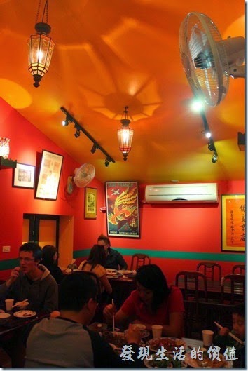 迪迪小吃餐廳的內部裝潢也是以紅色系為主。