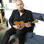 Tomas, vår backlinetekniker stämmer ukulelen.