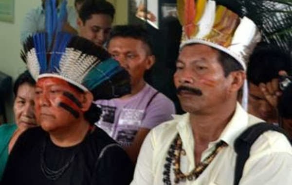 Ivaldo Pérez, vicecoordinador del CIR (a la derecha), junto al líder indígena Davi Yanomami