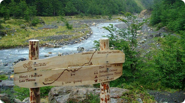 Placa indicando percurso durante a trilha