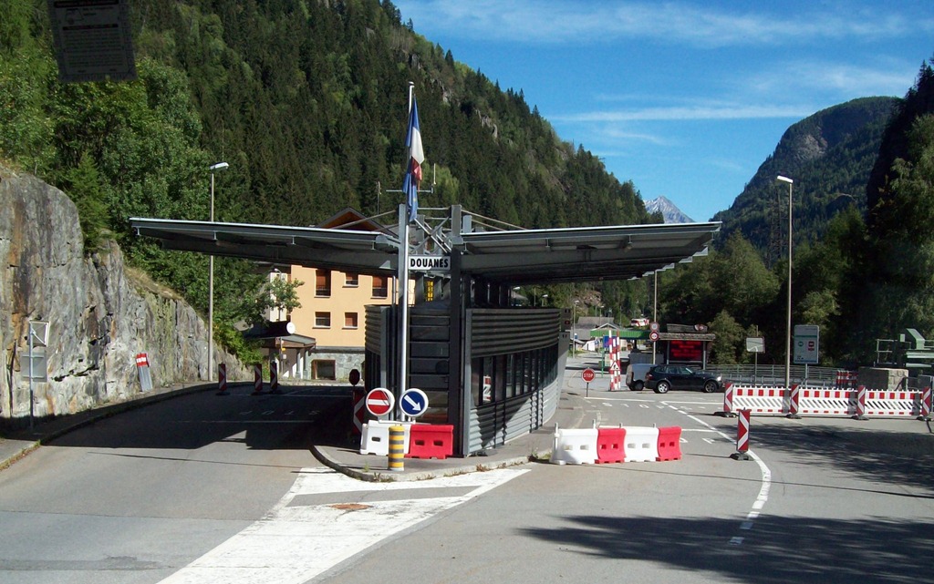 [Switzerland-Border-from-France4.jpg]