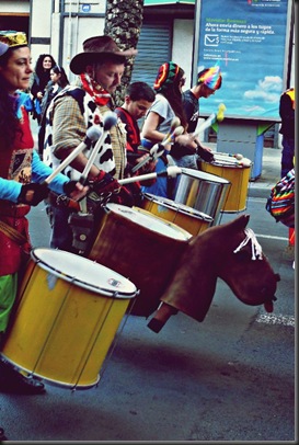 Dando color al desfile