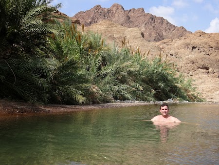 Baie in rau in desertul din Hatta