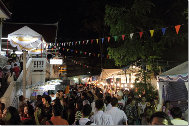 Crowded Allies and Temple Pathways on Loi Krathong Day