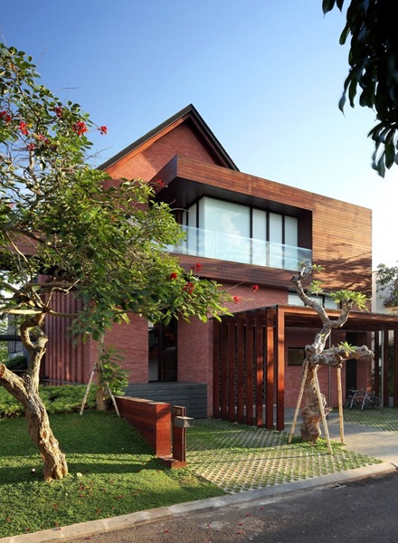 casa-con-fachada-de-ladrillo-visto-y-madera casa-con-fachada-de-ladrillo-visto-y-madera