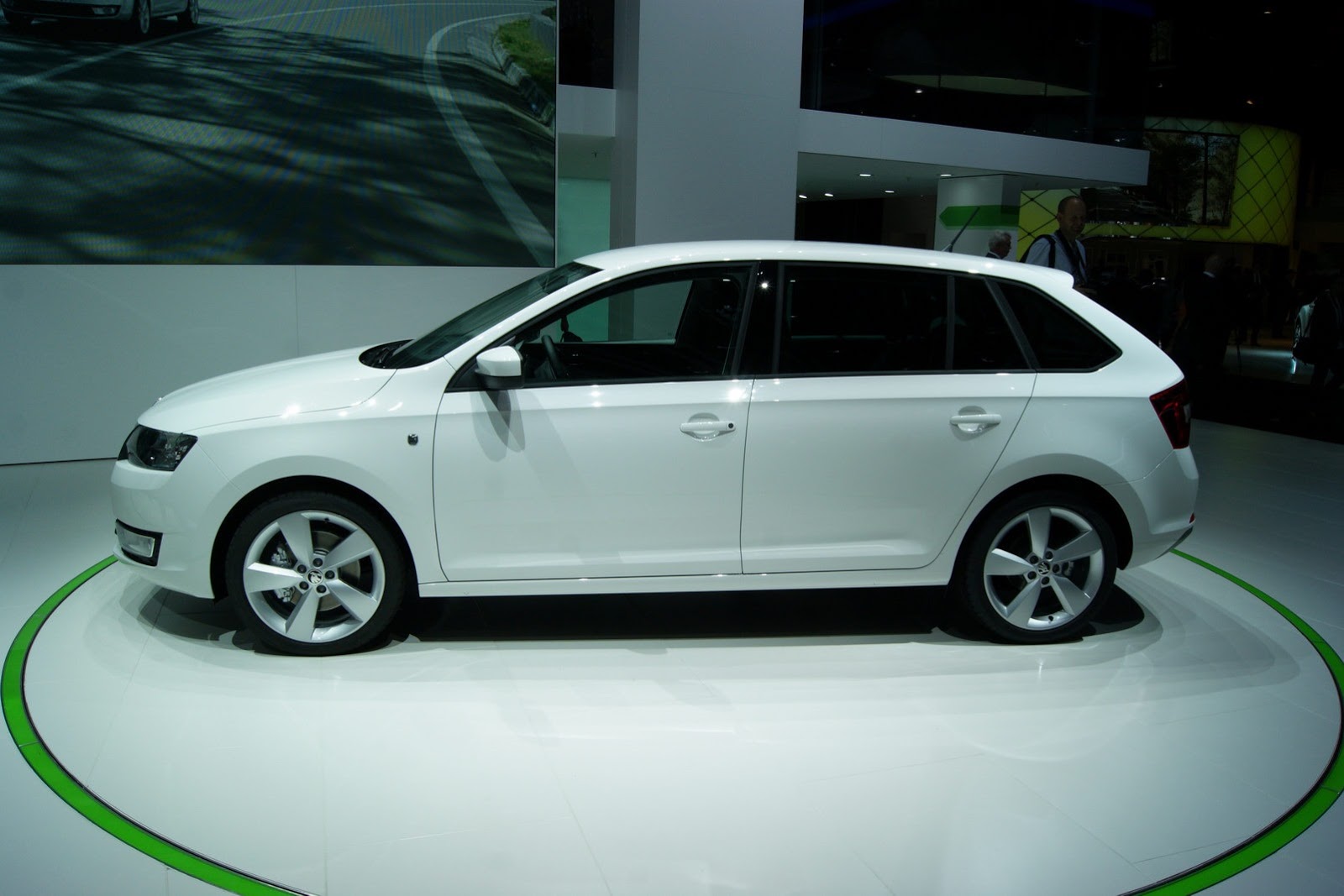 [2014-Skoda-Rapid-Sportback-21%255B2%255D.jpg]