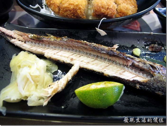 台南-定食8日式料理。風味雙盛定食，NT$180。這香烤秋刀魚的肉質不錯吃，沒有一般乾澀的感覺，有一定的水準，旁邊還有生薑佐味。