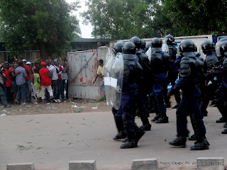 A gauche, des électeurs fuyant la charge de la police le 28/11/2011 devant l’école Lumumba à Kinshasa, lors du vote d’Étienne Tshisekedi. Radio Okapi/ Ph. John Bompengo