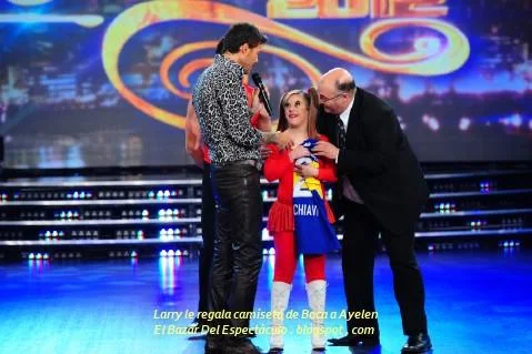 Larry le regala camiseta de Boca a Ayelen.jpg
