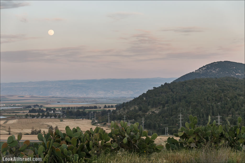 LookAtIsrael.com: Фото-блог о путешествиях по Израилю. Тель Авив, Иерусалим, Хайфа Пока суть да дело, солнце садилось, Луна поднималась, на горы Гильбоа опускался закат 