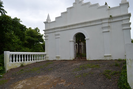obiective turistice India: veche biserica abandonata langa Fort Aguada Goa