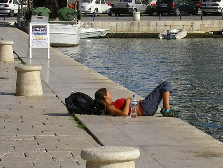 Fata nud dormind pe malul marii in Split