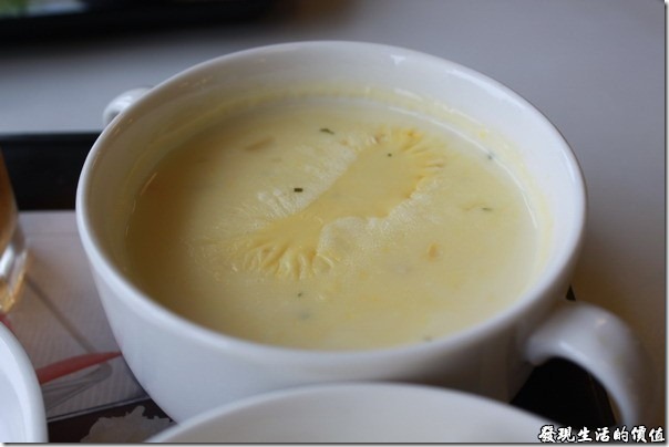 台南成大奇美咖啡。這個玉米濃湯表面都已經形成了一層薄膜，而且口味也偏鹹。