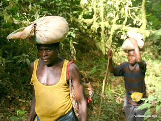 Hommes transportant des sacs de cassitérites de mines vers Bukavu, 2006.