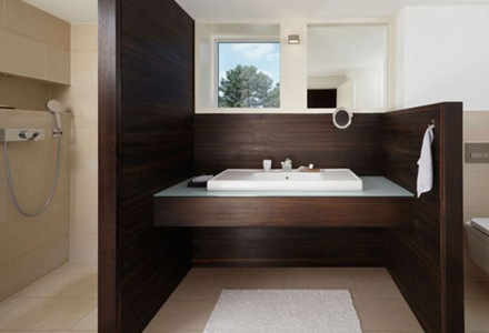 baño-revestido-de-madera
