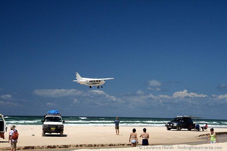 Die Straßen auf der Fraser Insel. Manchmal auch mit Flugzeug. 