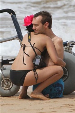 Ник Вуйчич на Гавайях со своей женой