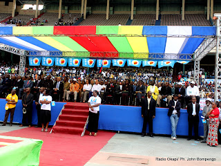 Quelques personnalités politique au tour de Léon Kengo Wa Dondo (au centre, chemise blanche et des lunettes sur la tribune officielle) ce 24/07/2011 au stade des martyrs à Kinshasa, lors de la sortie officielle de son parti politique UFC. Radio Okapi/ Ph. John Bompengo