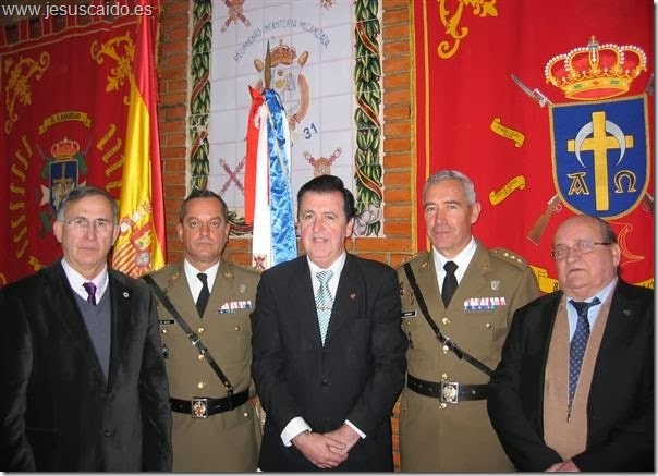 Los componentes de la Cofradía con el Coronel Diez de Diego (izquierda) y González Casado 