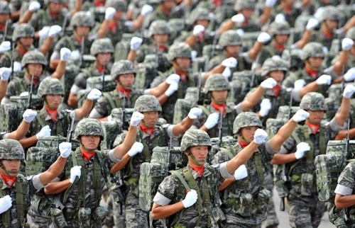 В Южной Кореи прошел масштабный военный парад