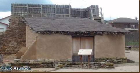 Poblado de Las Eretas - Casa de la Edad del Hierro reonstruida in situ
