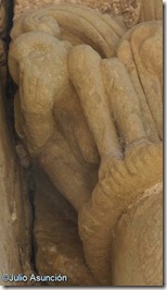 Curioso personaje desnudo en la entrada del castillo de Loarre - Huesca