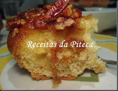Rolos de canela e caramelo de nozes pecãs-fatia perto Rolos de canela e caramelo de nozes pecãs-fatia perto