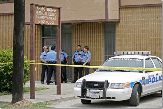 Houston police stand outside the Armstrong Medical Clinic in Houston...Houston police stand outside the Armstrong Medical Clinic where Drug Enforcement Agents (DEA), Los Angeles police detectives and Houston uniformed officers carry out a search warrant against Conrad Murray, the doctor who was with pop icon Michael Jackson when he died, in Houston July 22, 2009. REUTERS/Richard Carson (UNITED STATES ENTERTAINMENT CRIME LAW)