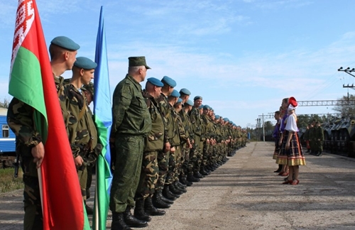 "Запад-2013": Погрузка белорусских военных на российские БДК