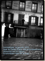 Inondations, 24 janvier 1910, quai de Passy Paris, 16e arrondissement, personne sur un balcon surplombant l'eau de la crue