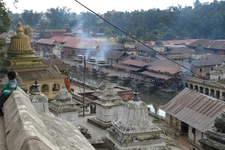 Incinerare hindusa la Pashupatinath