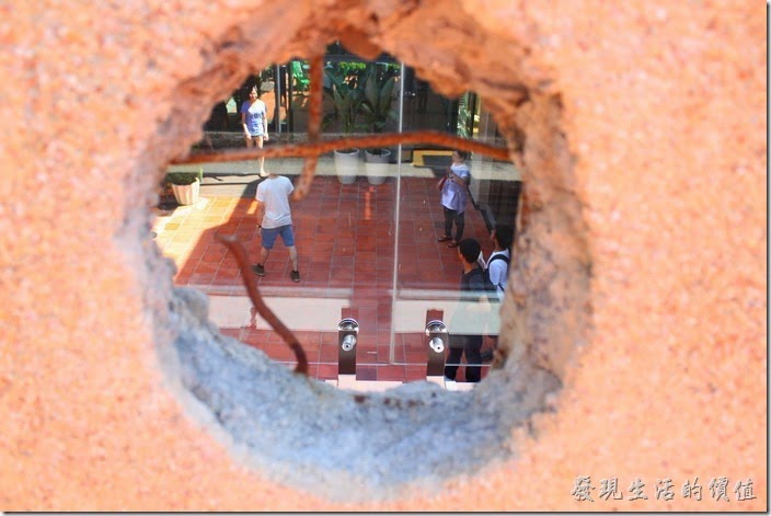 這就是台南林百貨頂樓當年二戰時期美軍轟炸時被特地保留的遺跡─彈孔。