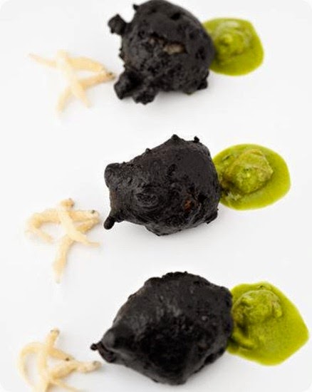 Capasanta in tempura al nero di seppia con vongole, zucchine e paranzola croccante