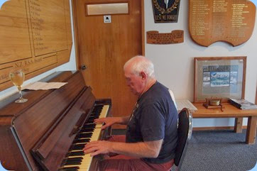 Piha RSA President, Rodger Curtise playing the RSA piano. Photo courtesy of Dennis Lyons