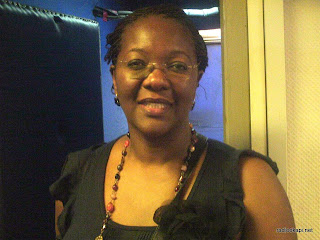Maddy Tiembe, responsable de l'ONG Action des femmes pour le développement (Afede) dans les locaux de Radio Okapi à Kinshasa (Août 2011)