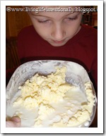 making homemade butter for preschoolers